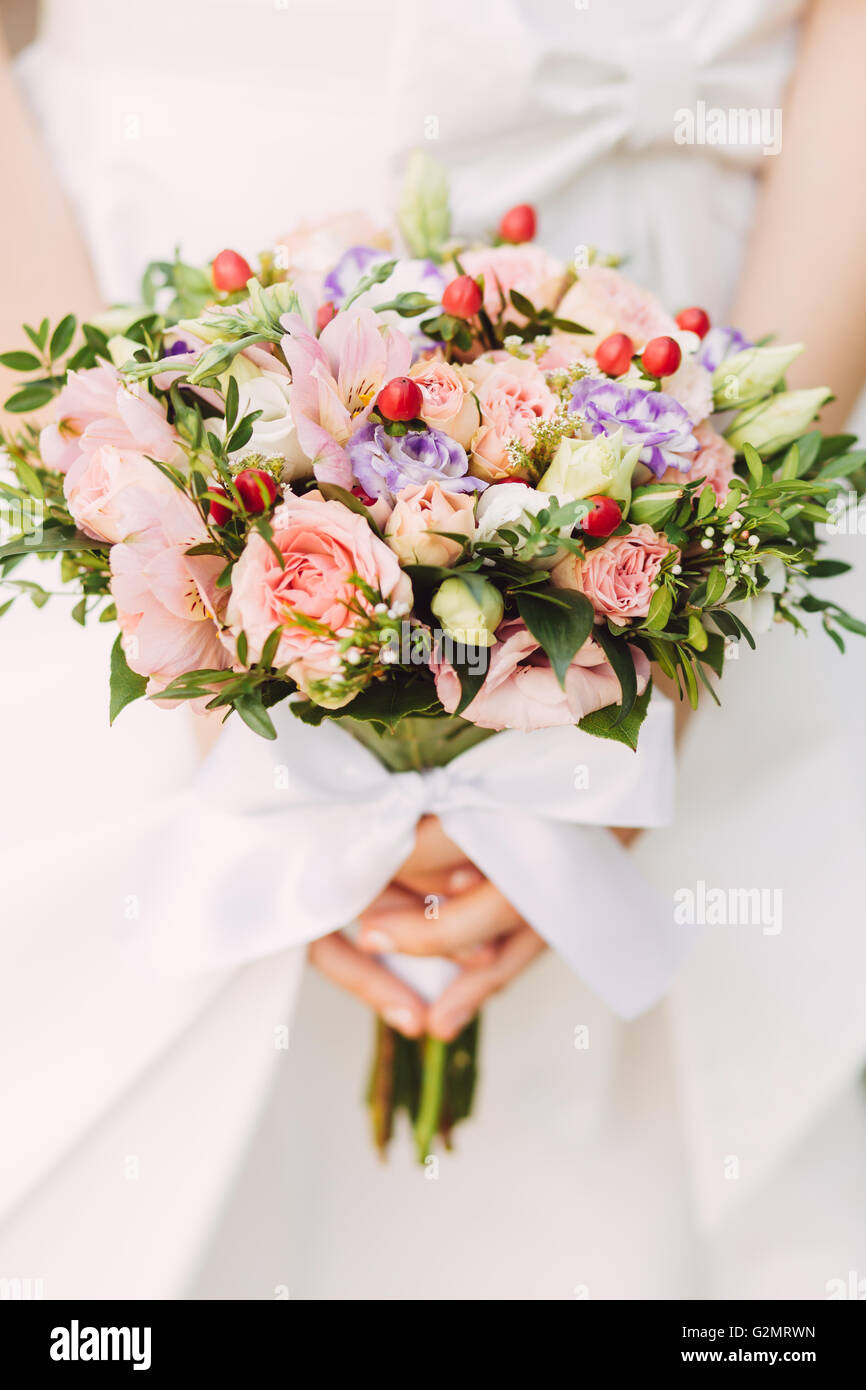 Bride holding bouquet roses, Close up Banque D'Images