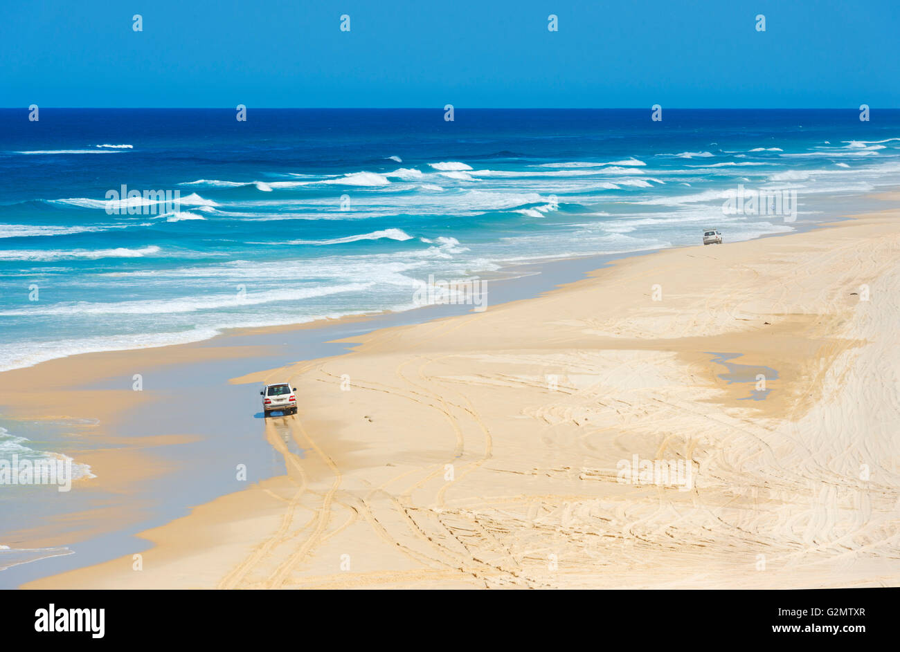 Véhicules à quatre roues motrices sur soixante-cinq mile beach, 75 mile beach, great sandy national park, Fraser island, Queensland Banque D'Images