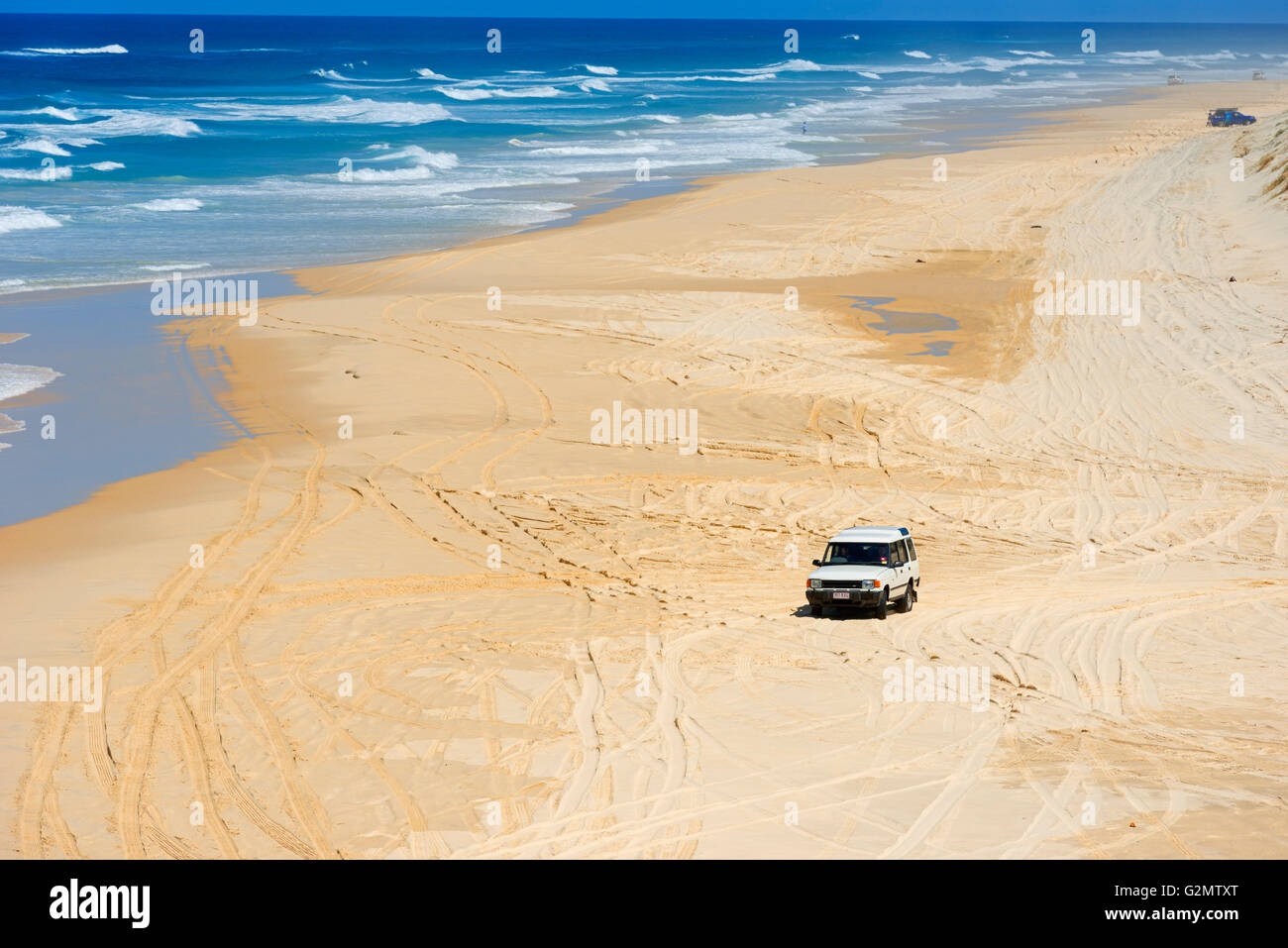 Véhicule à quatre roues motrices sur soixante cinq mile beach, 75 mile beach, great sandy national park, Fraser island, Queensland Banque D'Images