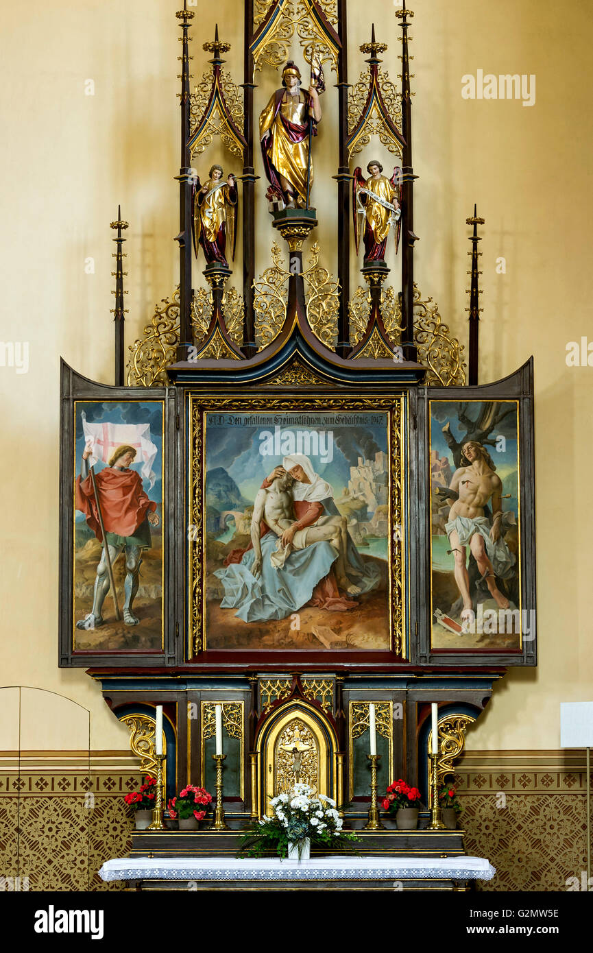Autel latéral avec l'image de l'ancien maître-autel de Bartolomeo Litterini, couloir droit de l'église paroissiale néo-gothique de la Banque D'Images