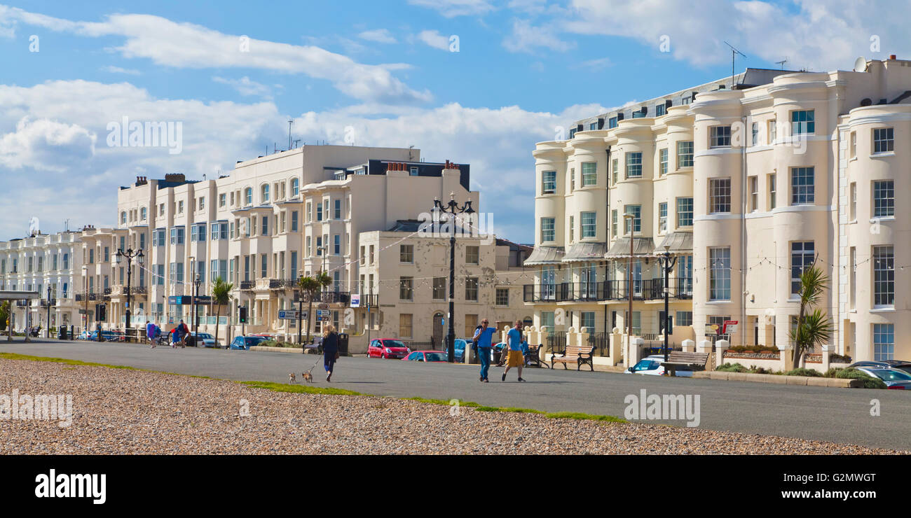 Maisons typiques au bord de l'eau, Worthing, Sussex, Angleterre, Royaume-Uni Banque D'Images