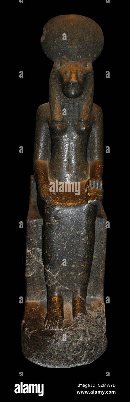 Statue de Sekhmet en granit de Thèbes, Égypte. 18e dynastie, vers 1350 av. J.-C. "celui qui est puissant". La déesse égyptienne Sekhmut a été associée à la destruction. Selon le mythe, elle était l'oeil de Rê, qu'il a envoyées contre ses ennemis. Sous cette forme elle apparaît également comme le cobra sur le front du roi, de croissance pour le protéger. Banque D'Images
