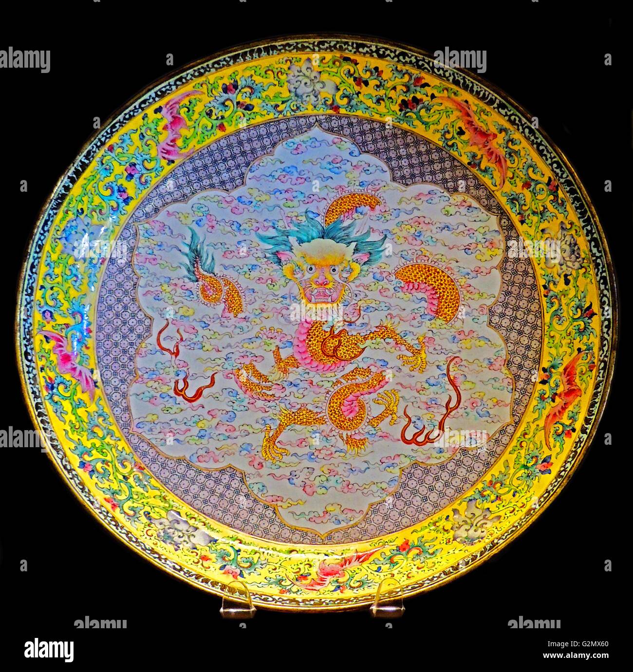 Plaque de cuivre décorées en émaux peints avec un dragon. Dynastie Qing, période Qianlong (1736 AD). Banque D'Images