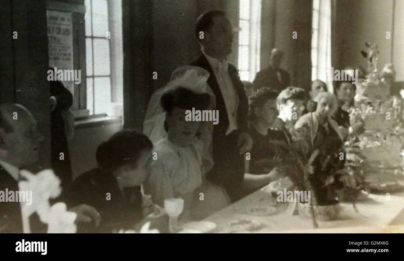 1947 Mariage de l'après-guerre en Angleterre. Au cours de la période d'austérité qui ont suivi la Seconde Guerre mondiale, les mariages et autres célébrations ont été tenus à des normes modestes. Banque D'Images