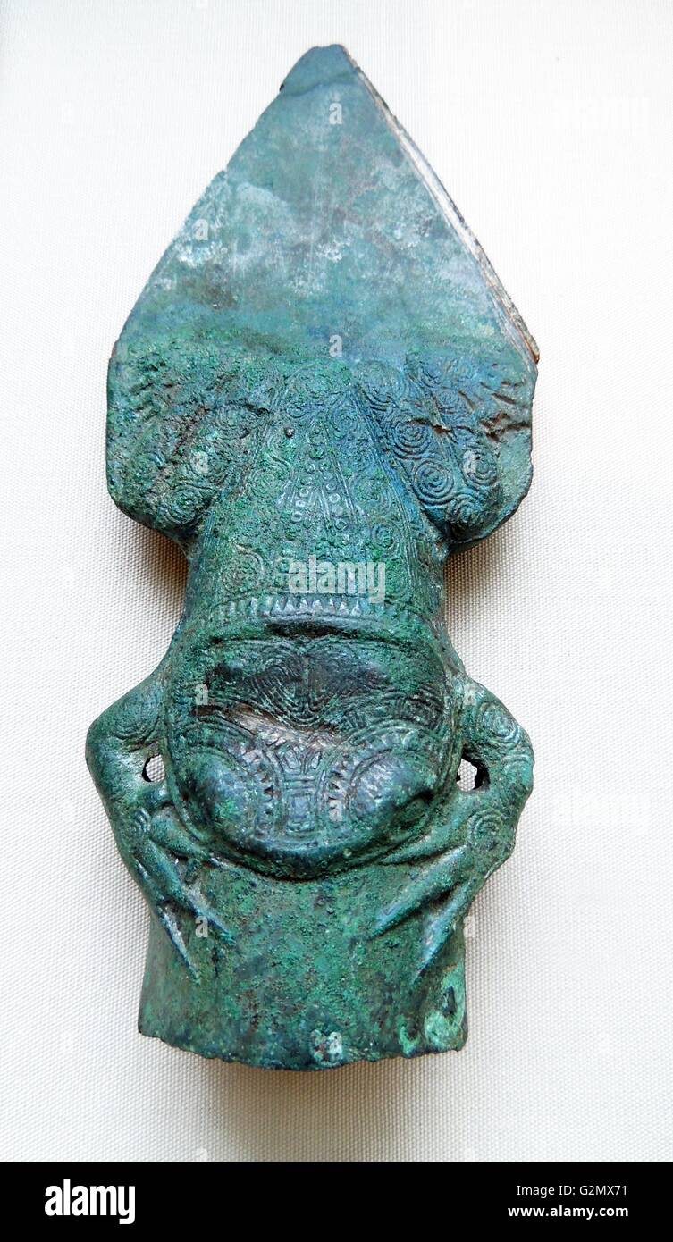 Arme en bronze avec une douille en forme de grenouille. Liangwangshan, province du Yunnan, 1er siècle avant J.-C.. La Chine. C'était probablement une hache qui a été coupé vers le bas. Banque D'Images