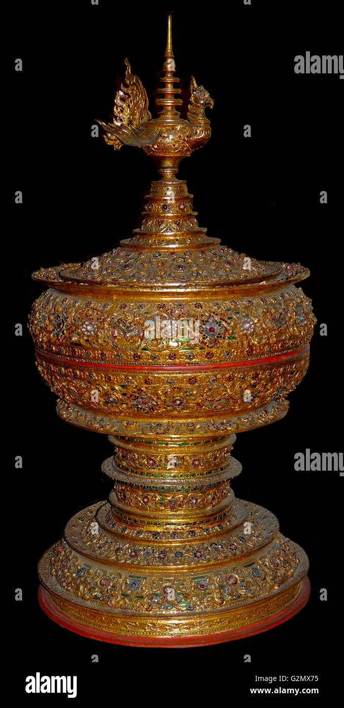 Navires offrant à couvercle, Birmanie, probablement de Mandalay (la capitale birmane). 19e siècle. Ces excellents exemples presque certainement tenir compte de la protection royale. Banque D'Images