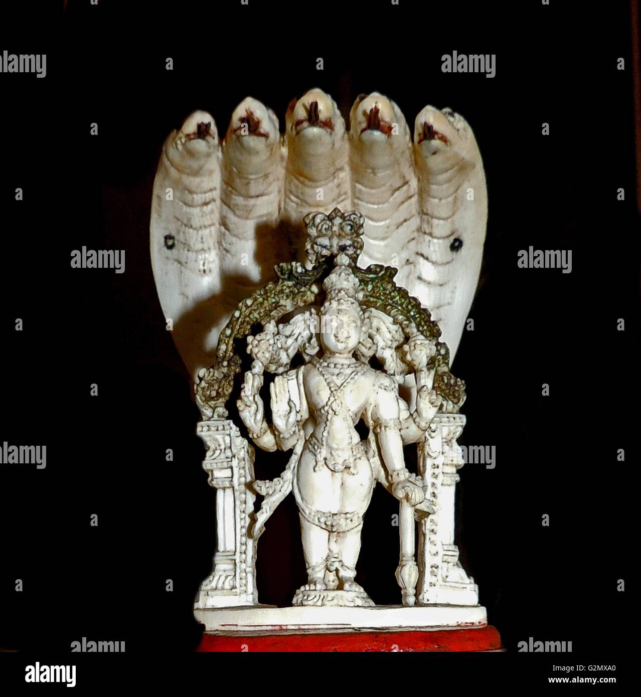 Vishnu intronisé sur un naga. 18e siècle, l'Inde du Sud. Le domaine de la Naga est à l'histoire la plus profonde des enfers. Il contrôle les trésors de la Terre, l'eau, il est le dieu de la Nature. Banque D'Images