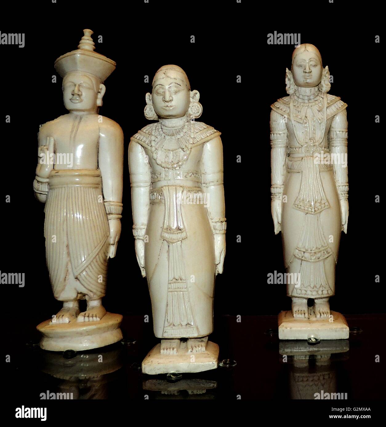 Groupe de personnages en ivoire de la famille royale de Kandy 18e siècle APR. Banque D'Images