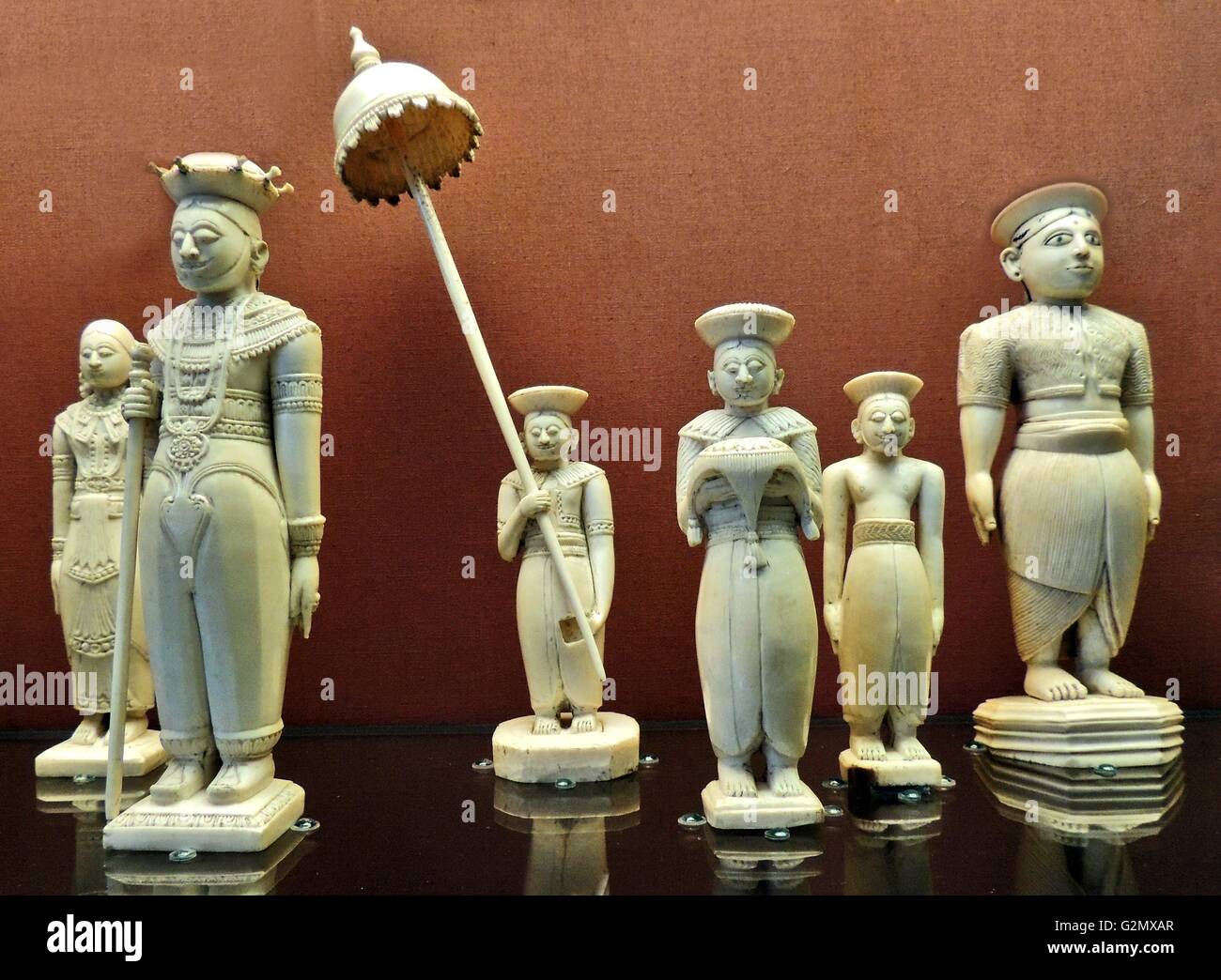 Groupe de personnages en ivoire de la famille royale de Kandy 18e siècle APR. Banque D'Images
