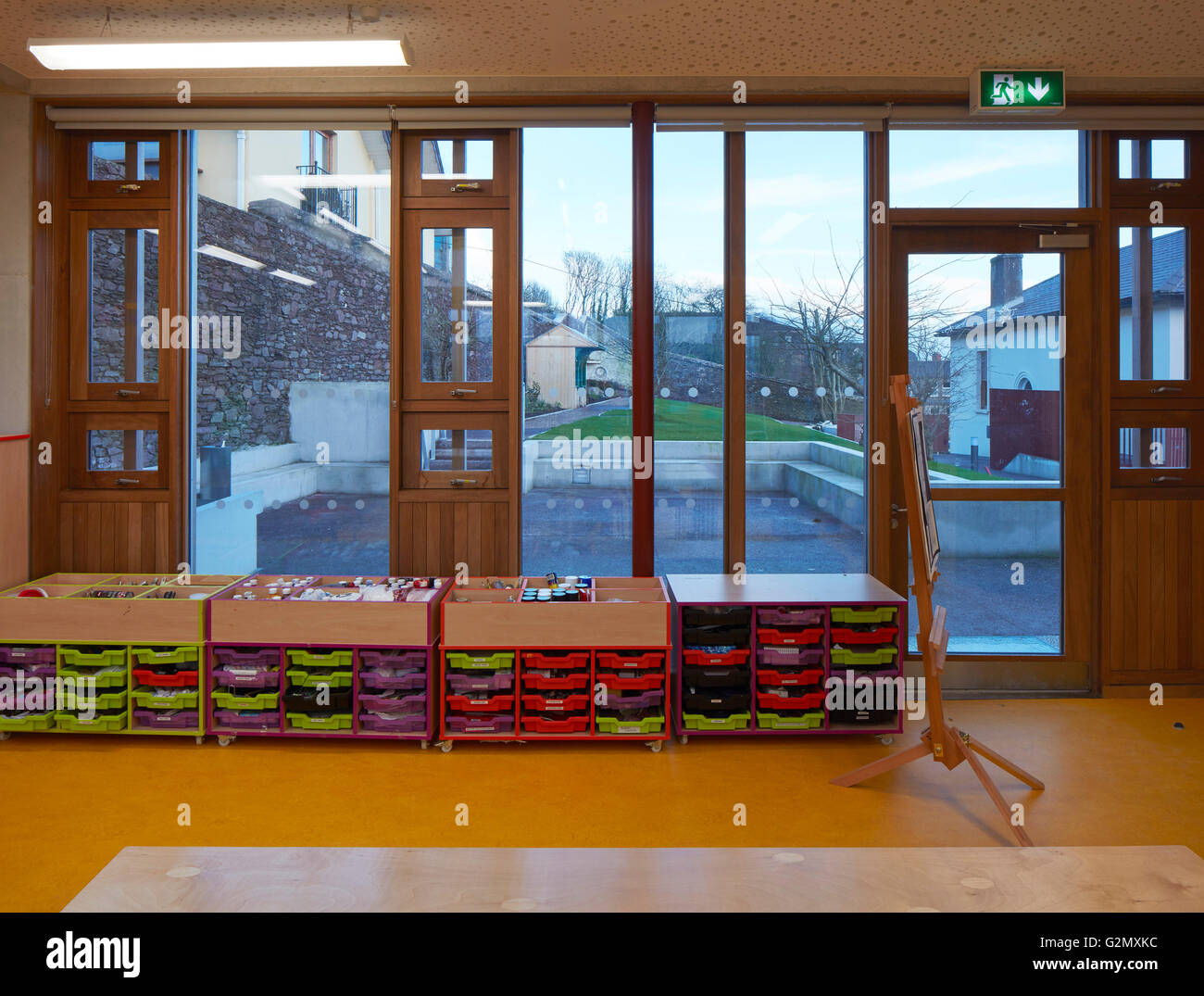 Salle d'art avec vue sur verger. Sainte Angela's College Cork, Cork, Irlande. Architecte : O'Donnell Tuomey Architects, 2016. Banque D'Images