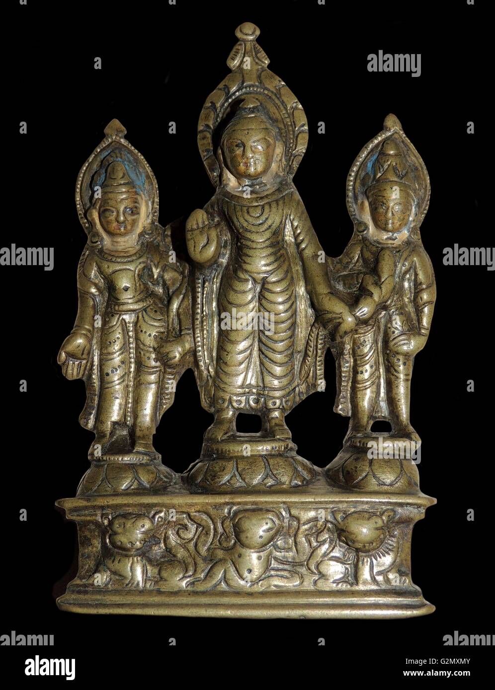 Abhaya mudra. Ce geste (figure centrale, la main droite tient le haut) est l'un de l'assurance. Sculpture en alliage de cuivre, Tibet, 12ème siècle. Banque D'Images