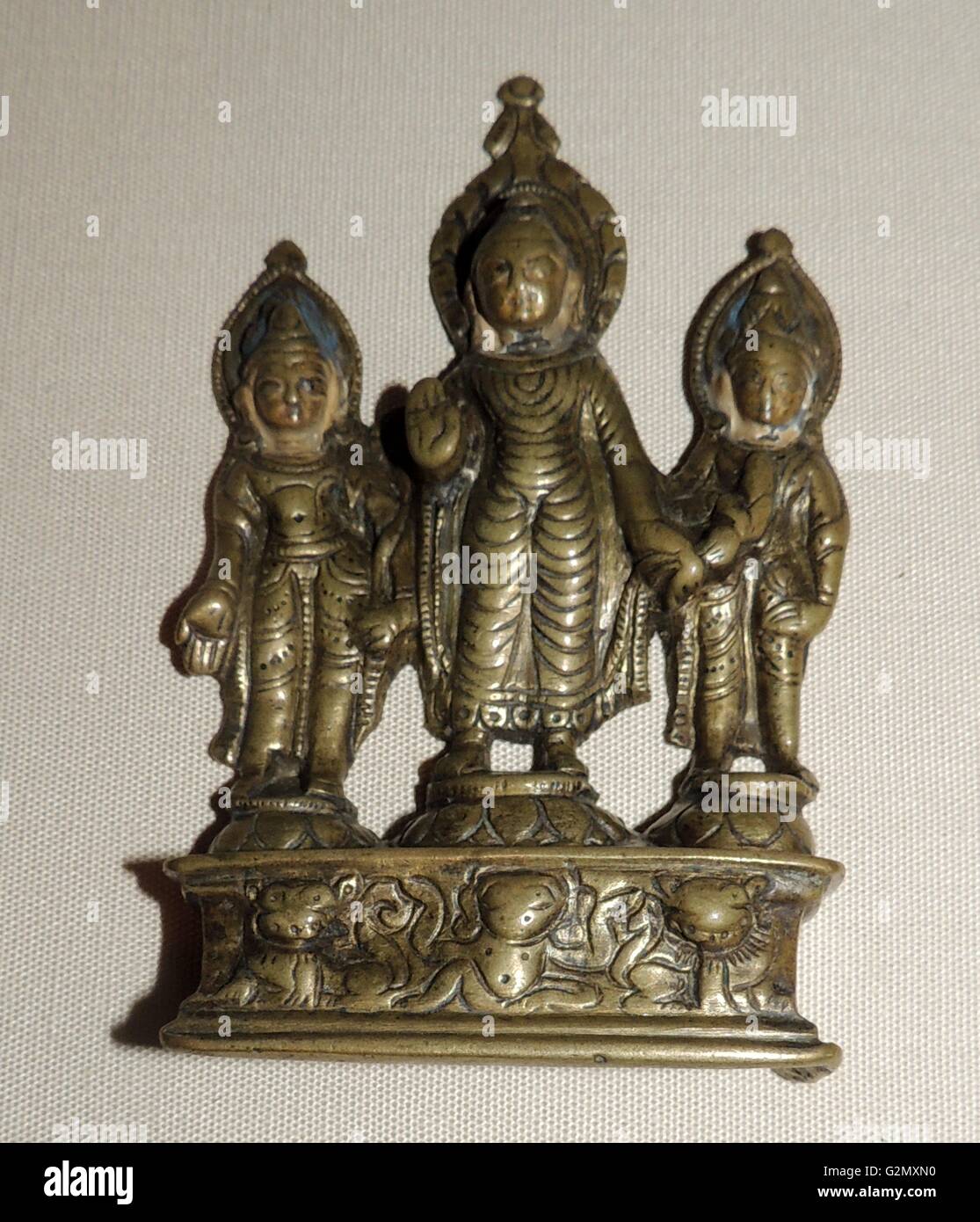 Abhaya mudra. Ce geste (figure centrale, la main droite tient le haut) est l'un de l'assurance. Sculpture en alliage de cuivre, Tibet, 12ème siècle. Banque D'Images