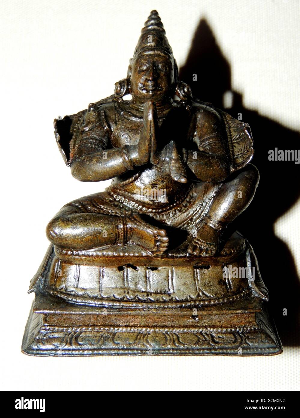 Garuda, mi-homme mi-oiseau est une figure secondaire dans la légende de Vishnu. Sculpture en alliage de cuivre, de l'Inde du Sud, 17e siècle. Banque D'Images