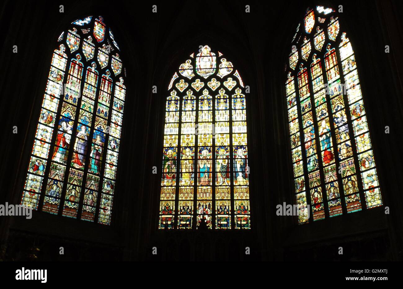 Vitraux 2013. À l'intérieur de la cathédrale Saint Salvator Bruges 2013. Représentant des histoires de la Bible et des chefs religieux. Banque D'Images