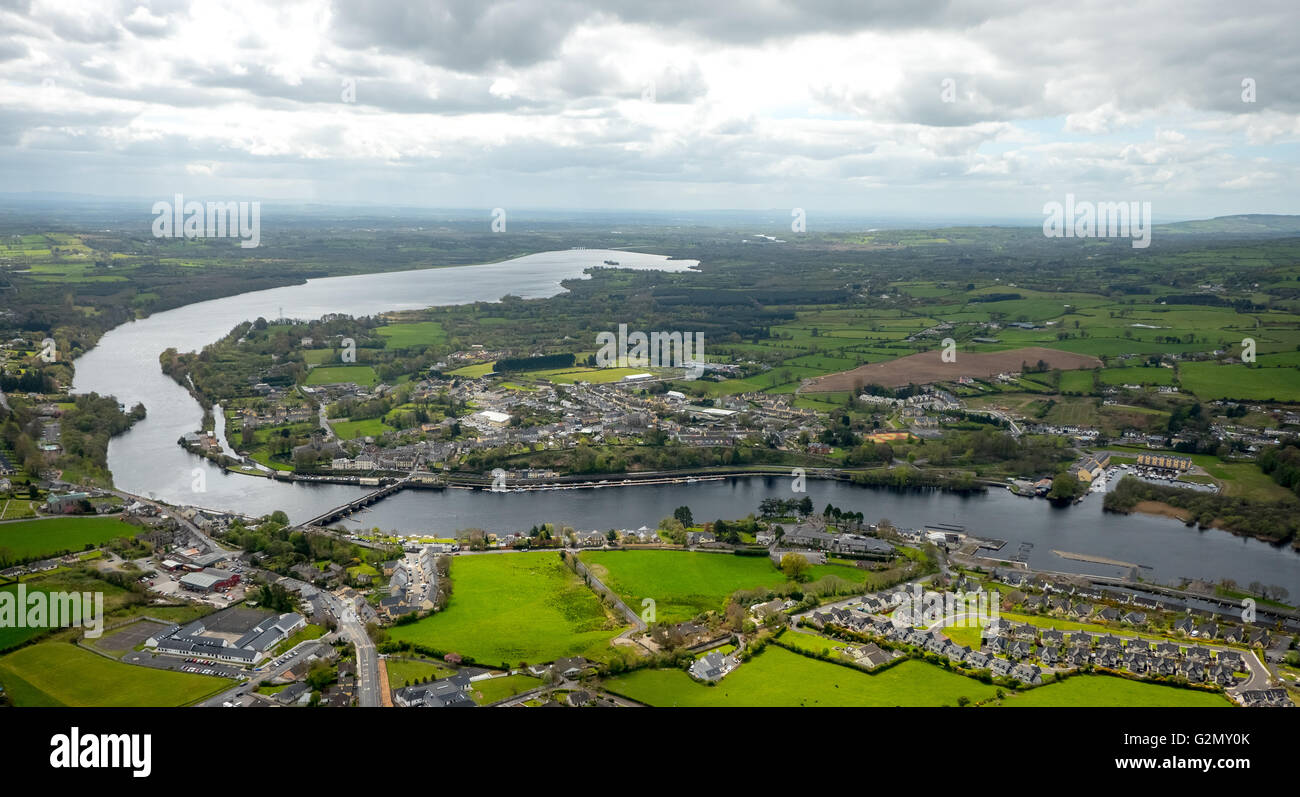 Vue aérienne, Killaloe Co.Clare et vers Ballina Co Tipperary sur rivière Shannon, dans le comté de Clare, Tipperary, Irlande, Irlande, Europe, Banque D'Images