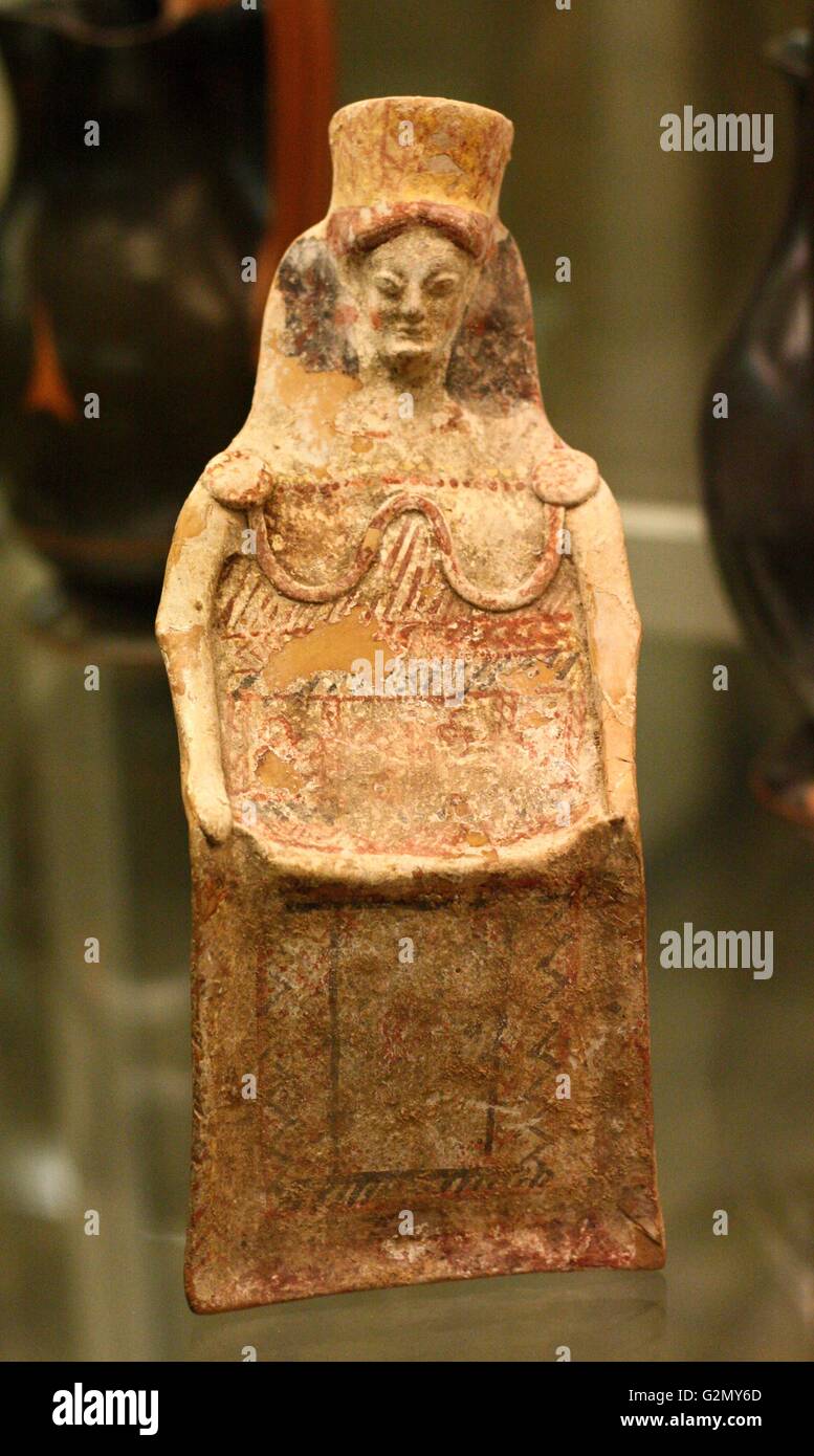 La figure de femme en terre cuite ou d'une déesse assise sur un trône. Fait à Athènes, environ 530-500 BC. Banque D'Images
