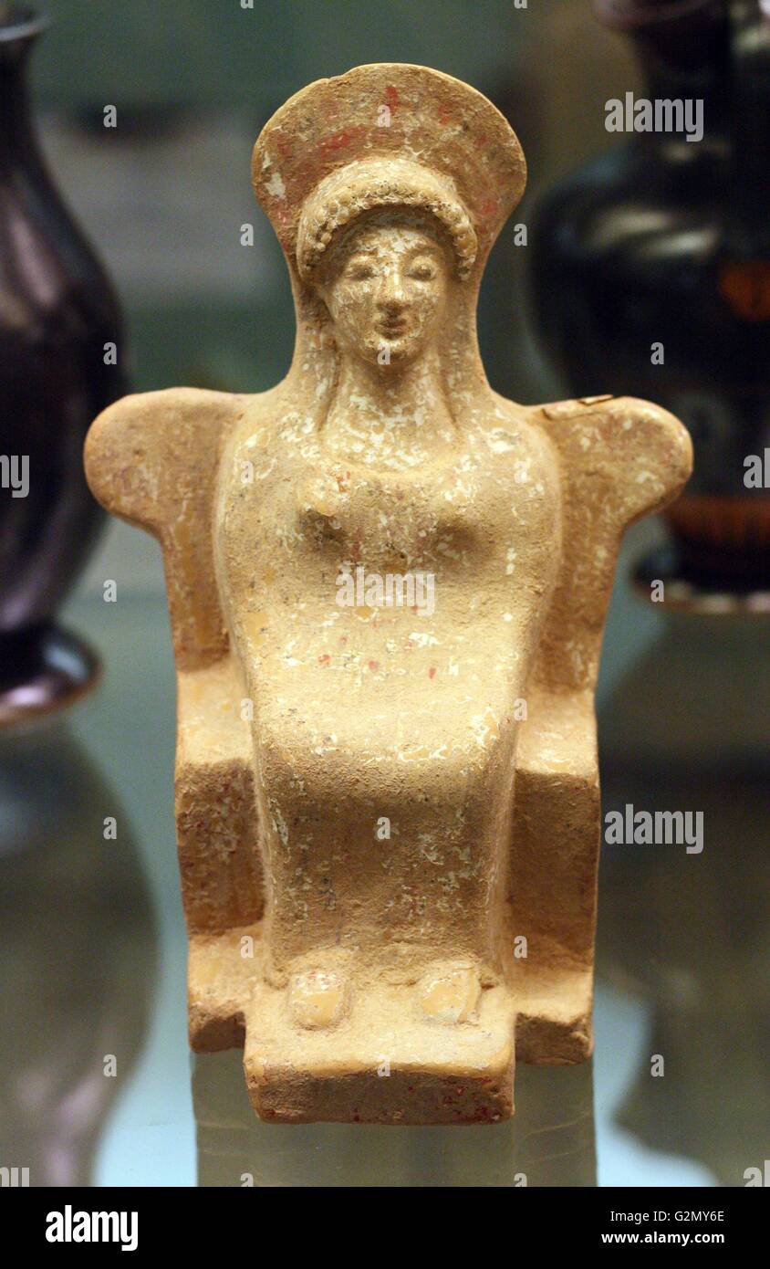 La figure de femme en terre cuite ou d'une déesse assise sur un trône. Fait à Athènes, environ 530-500 BC. Banque D'Images