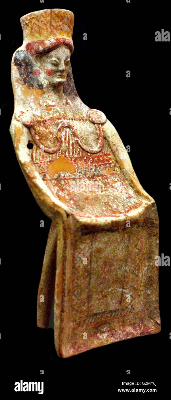 La figure de femme en terre cuite ou d'une déesse assise sur un trône. Fait à Athènes, environ 530-500 BC. Banque D'Images