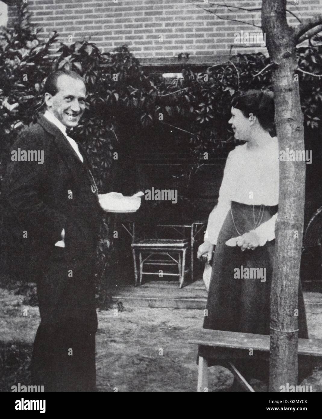 La photographie montre la Piet Mondrian (7 mars 1872 - 1er février 1944) était à l'extérieur avec un ami, peut-être Elout-Drabbe Mies, qui était un proche ami et élève de Mondrian. En date du 1915. Banque D'Images