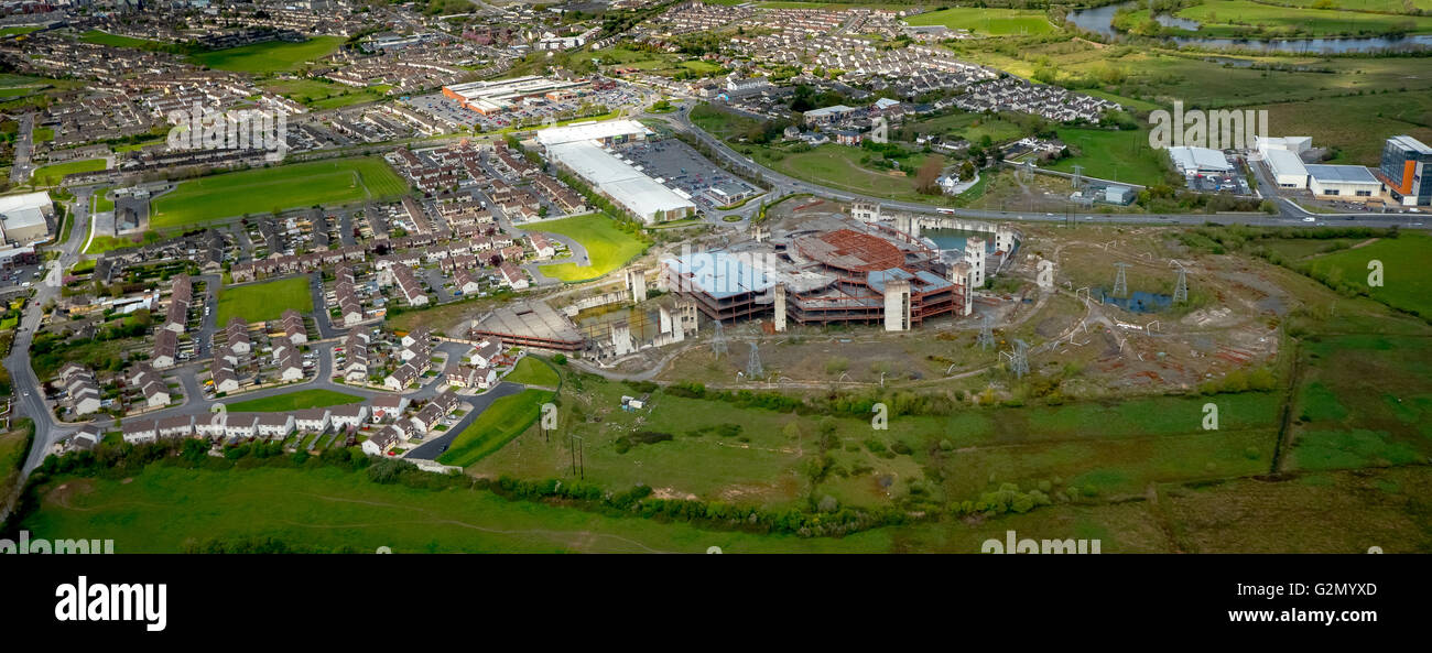 Vue aérienne, la construction ruines après la collision de la banque en Irlande, Bauruine un supermarché, comté de Clare, Limerick, Irlande, Europe Banque D'Images