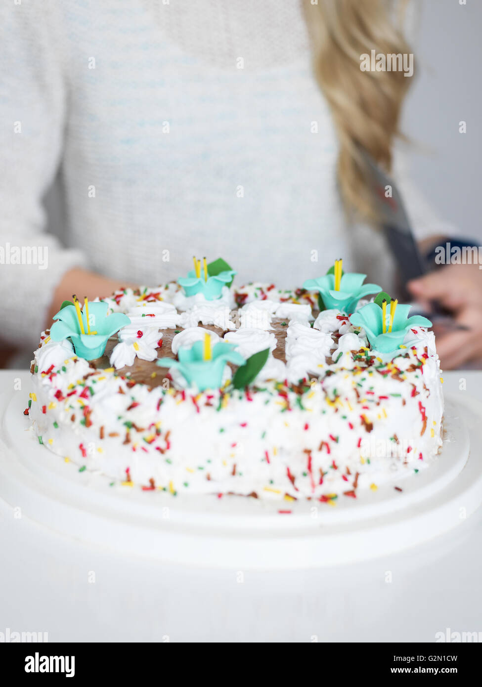 Portrait D Une Jeune Belle Fille Blonde Tenant Une Plaque Avec Gateau D Anniversaire Avec Des Bougies A La Lumiere En Studio Blonde Birthd Photo Stock Alamy Portrait D Une Jeune Belle Fille Blonde Tenant Une Plaque Avec Gateau D Anniversaire Avec Des Bougies A La Lumiere En Studio Blonde Birthd Photo Stock Alamy