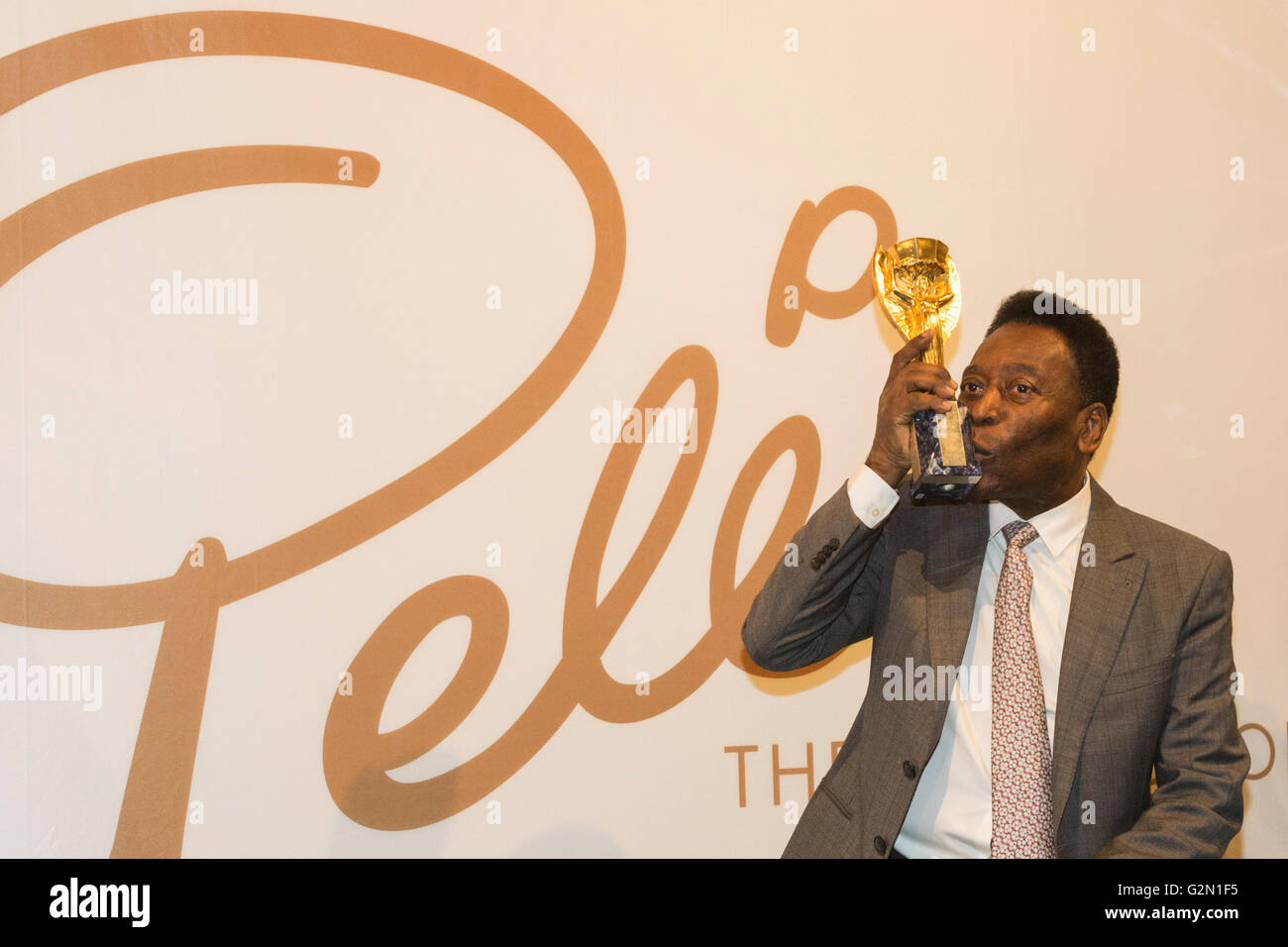 Londres, Royaume-Uni. 1 juin 2016. Pele embrasse sa copie du trophée Jules Rimet à un photocall. La légende du football brésilien assiste à la presse aperçu de Pele - La Collection, une vente de Pele's articles personnels gérés par Julien's Auctions at Mall Galleries de Londres. Faits saillants : Pele's trophée Jules Rimet ; 1958, 1962 et 1970 médailles en Coupe du monde ; Santos FC jeu chandails portés et bottes ; prix reçus en jouant avec Santos FC ; sa 1977 New York Cosmos NASL championship ring ; Joueuse FIFA de la Century Award ; L'Equipe Athlète du siècle ; Prix 2007 Prix du président de la FIFA et la torche utilisée par Pele Banque D'Images