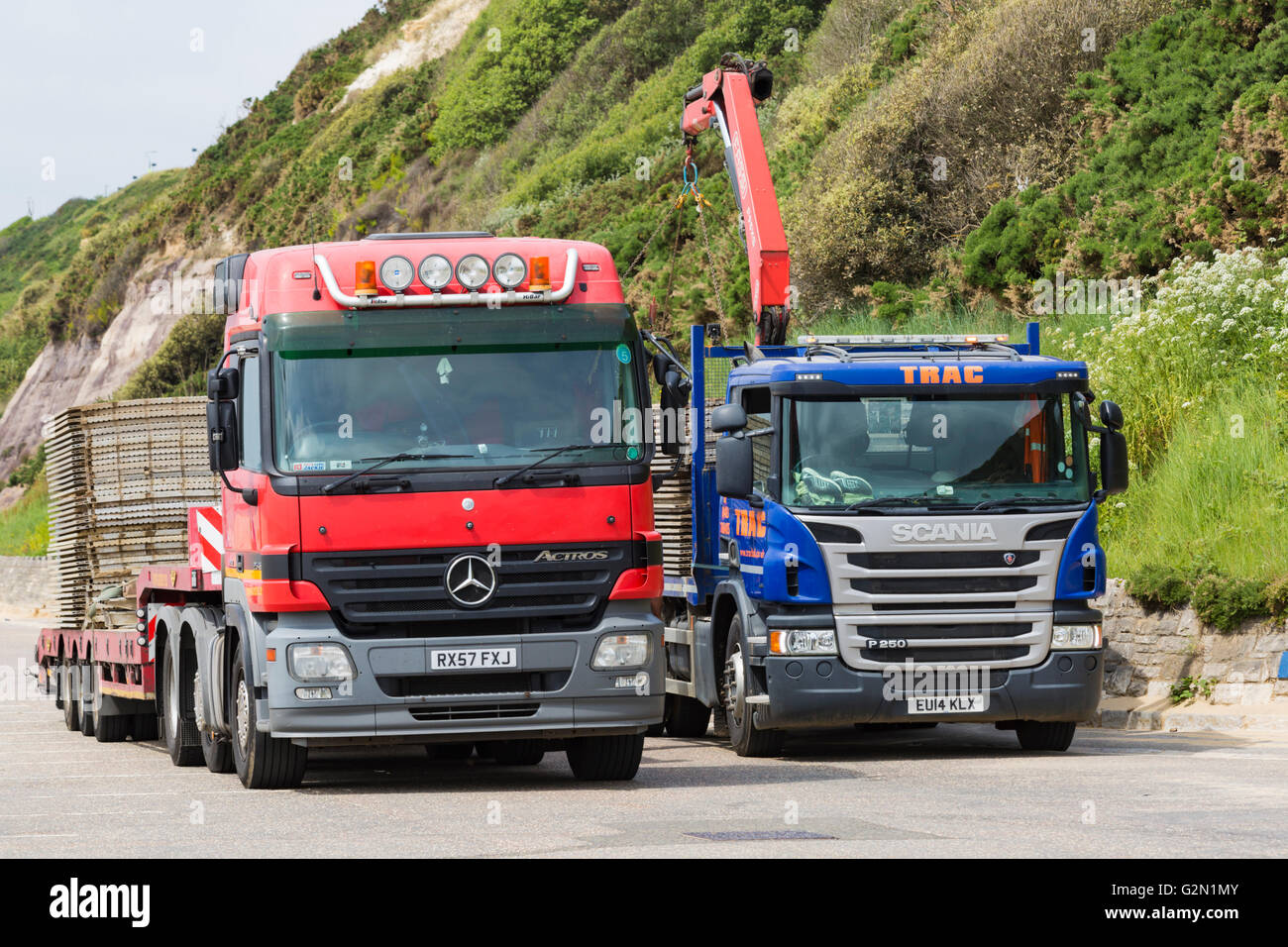 Déplacer des matériaux pour l'allée piétonne temporaire à la plage de Bournemouth en mai Banque D'Images