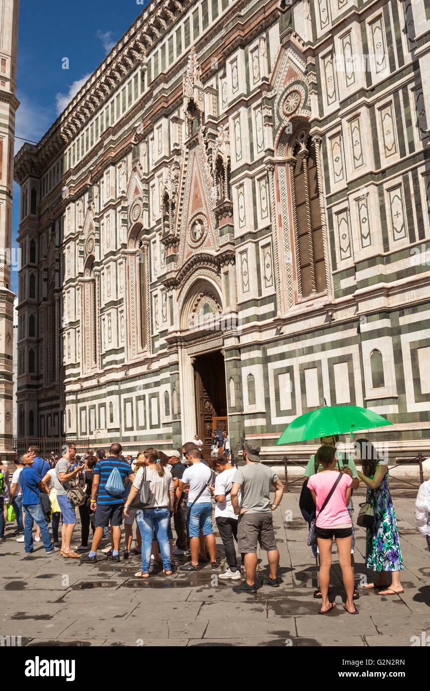 La cathédrale de Florence, Cattedrale di Santa Maria del Fiore, et les touristes, la Piazza del Duomo, Florence, Toscane, Italie Banque D'Images