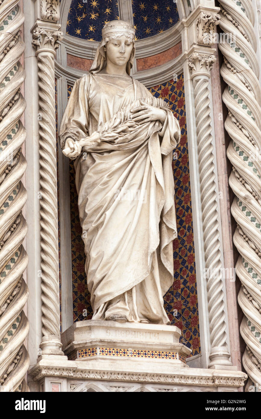 Saint Reparata statue à l'entrée principale, la cathédrale de Florence, Cattedrale di Santa Maria del Fiore, Florence, Italie Banque D'Images