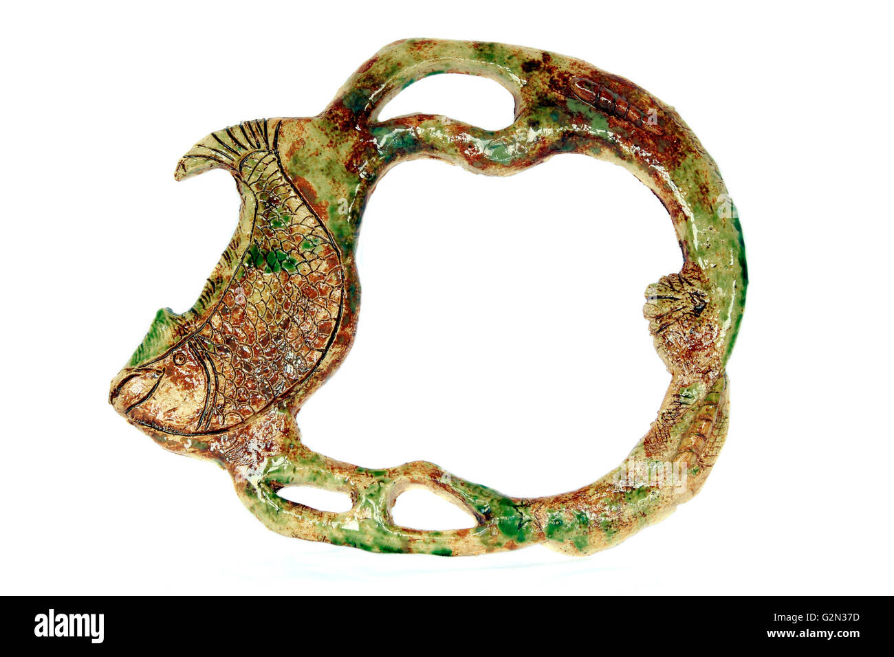 Cadre en céramique sculpture poterie détail de poissons Banque D'Images