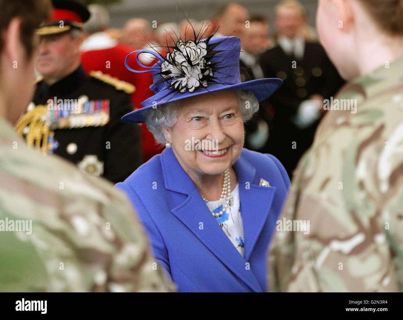 La reine Elizabeth II se réunit au cours d'une visite de l'Honorable Artillery Company à Londres, au cours de laquelle un buste en bronze d'elle-même a été dévoilée afin de célébrer le monarque le plus ancien capitaine général de devenir l'unité militaire. Banque D'Images