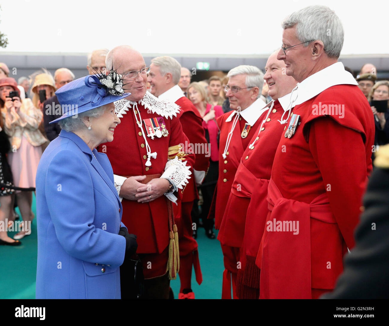 La reine Elizabeth II pour chats pike-hommes lors d'une visite à l'Honorable Artillery Company à Londres, au cours de laquelle un buste en bronze d'elle-même a été dévoilée afin de célébrer le monarque le plus ancien capitaine général de devenir l'unité militaire. Banque D'Images