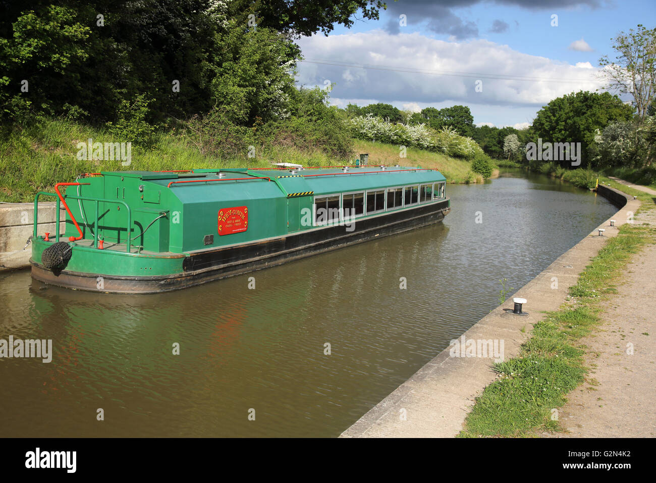 Les verrous et les bateaux sur l'étroit canal arun wey à Surrey Banque D'Images