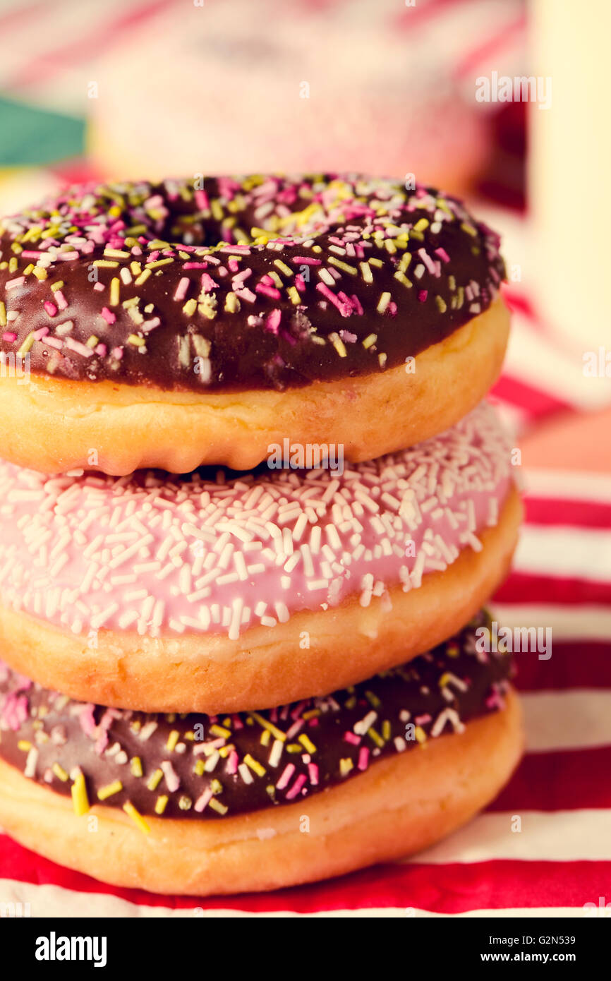 Libre d'un tas d'appétissants donuts avec différents glaçages Banque D'Images