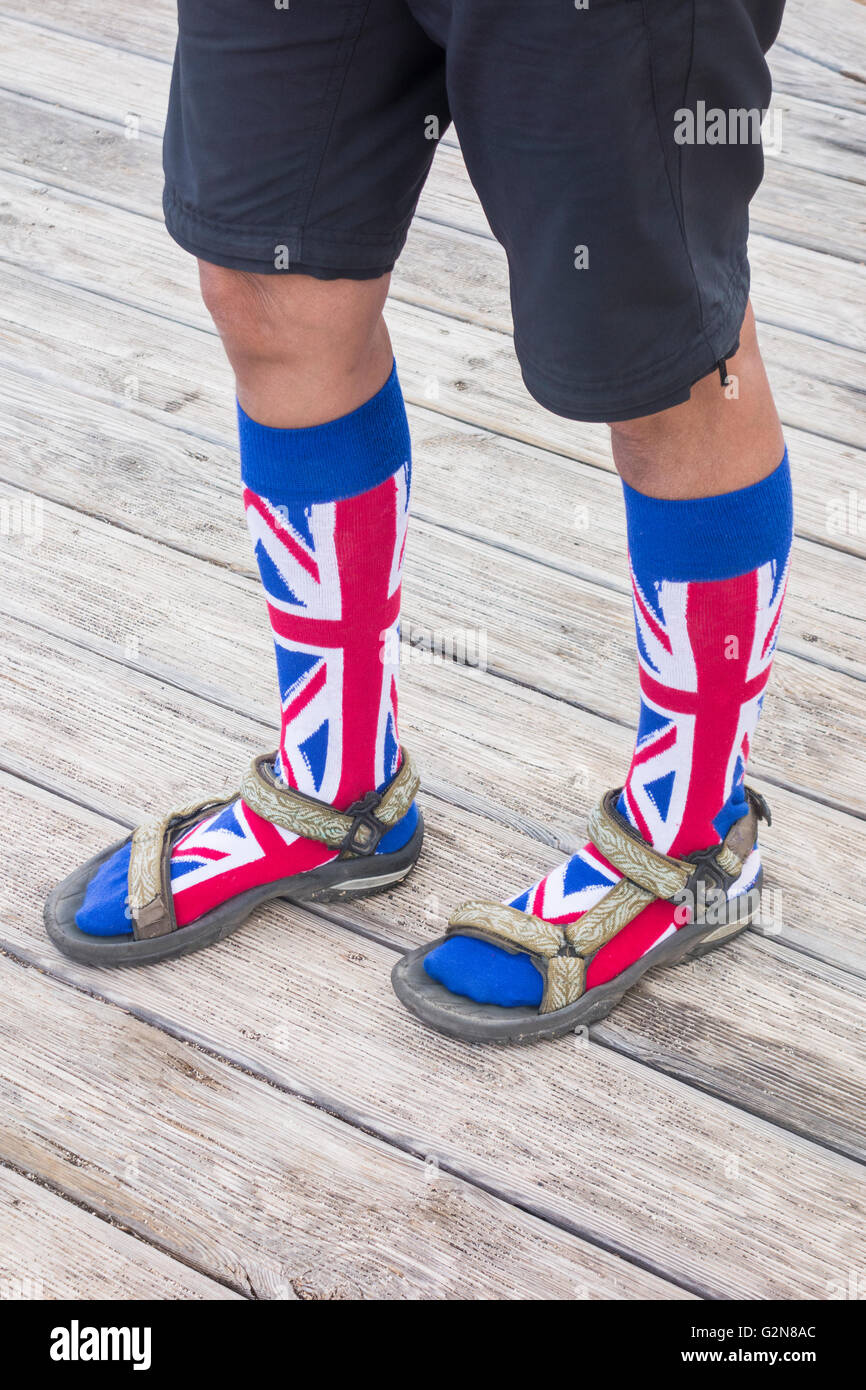 Personne qui porte Union Jack chaussettes avec des sandales. Utilisations possibles : Mauvaise fashion/britanniques à l'étranger/... image conceptuelle. Banque D'Images