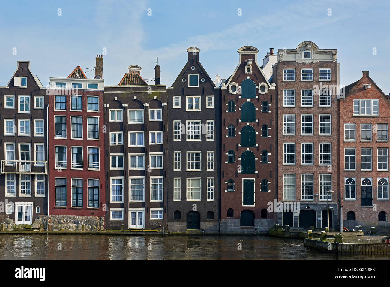 Amsterdam, Pays-Bas - le 10 mars 2016 Canal : maisons à Amsterdam, avec un ciel bleu en arrière-plan Banque D'Images