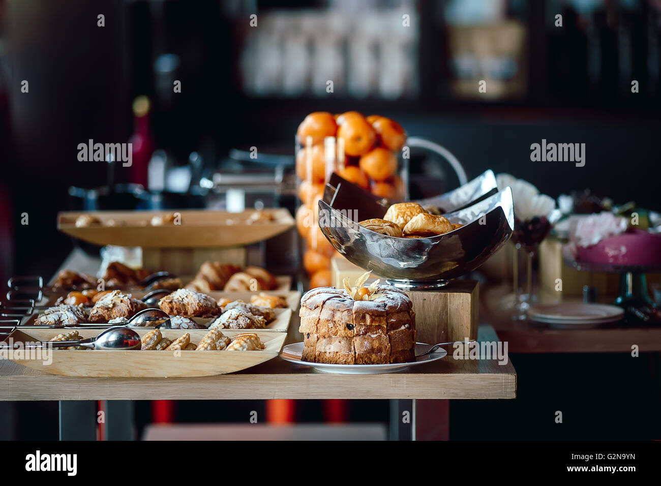 Assortiment de pâtisseries fraîches sur la table à buffet Banque D'Images