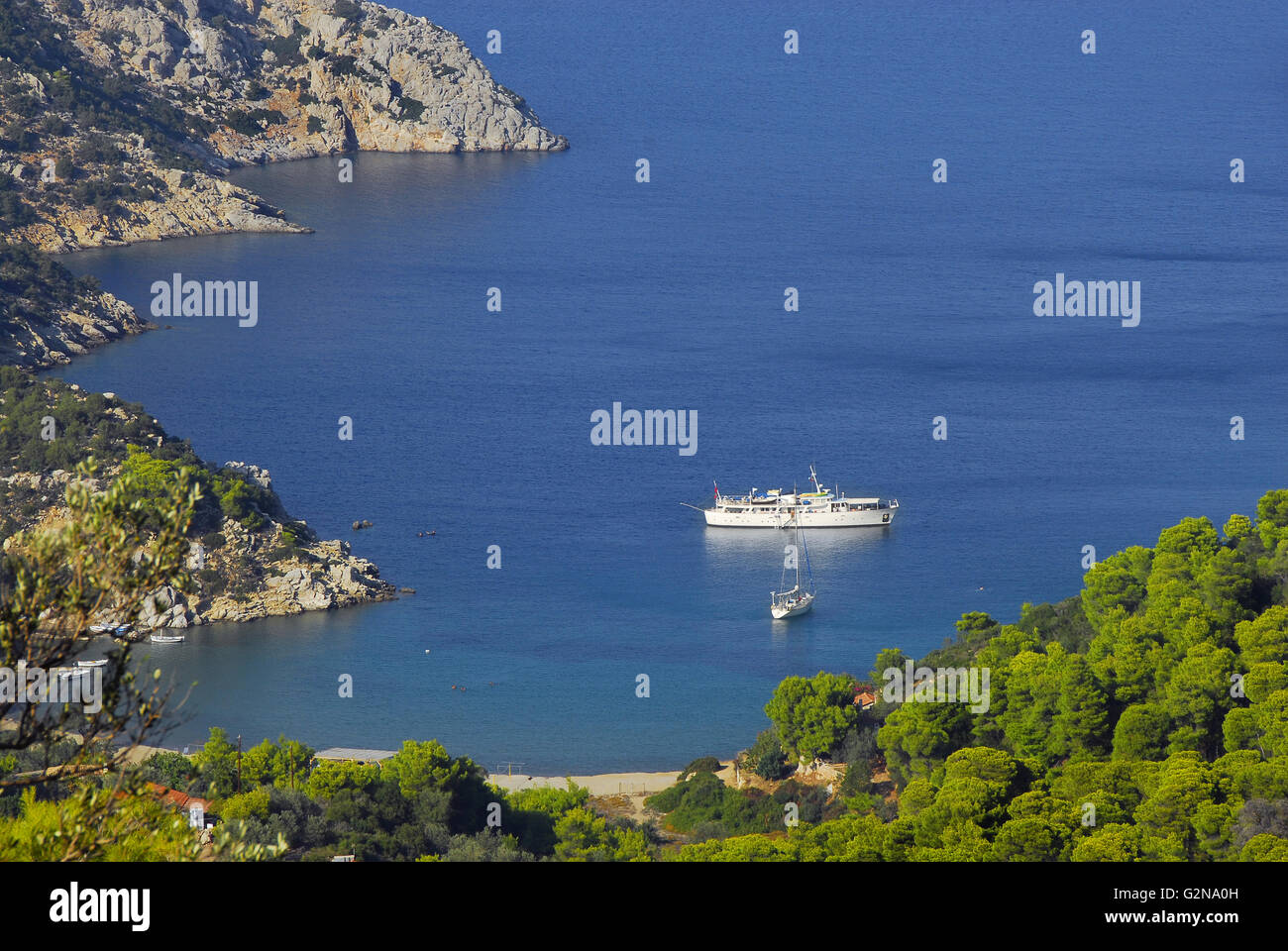 Vagionia côte et plage à proximité de l'ancien sanctuaire de Poséidon à Spetses Island dans le golfe Saronique, près de Piraeus, GRÈCE Banque D'Images