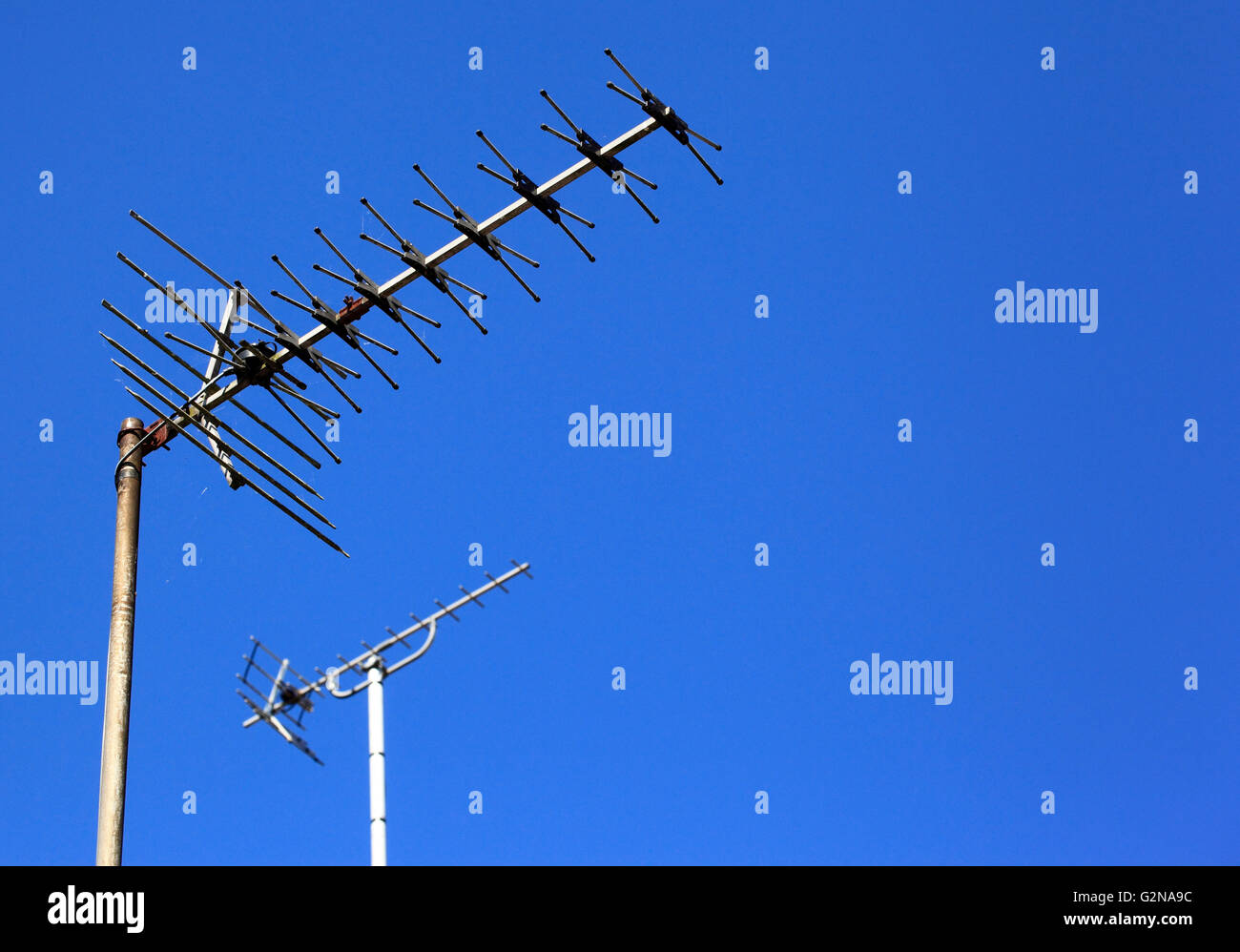 Antennes de télévision contre un ciel bleu, Worcestershire, Angleterre, Europe Banque D'Images