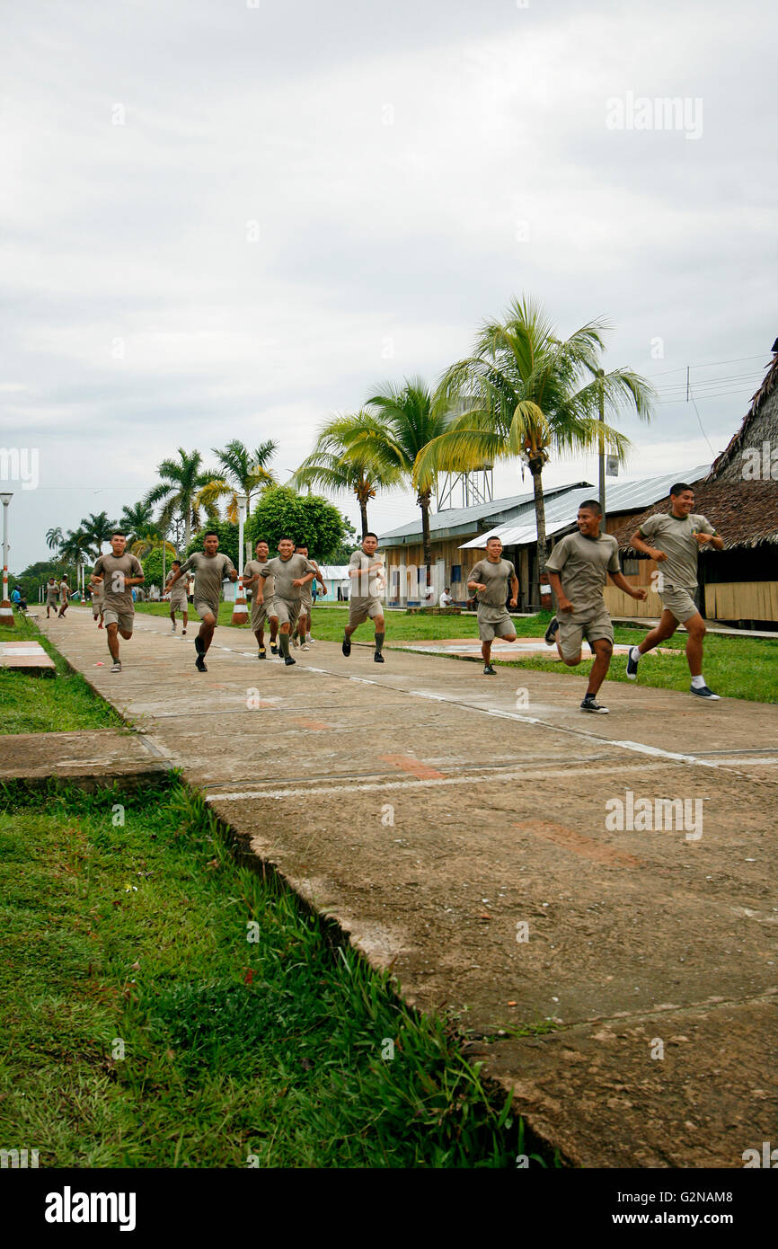 Dans l'exécution de soldats péruviens Angamos. Amazon. Pérou Banque D'Images