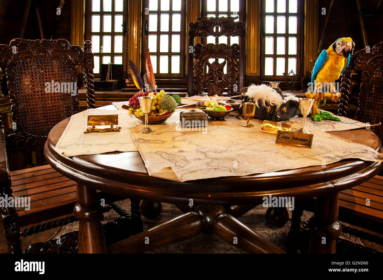 Accessoires de pirate sur une table en bateau de pirate Banque D'Images