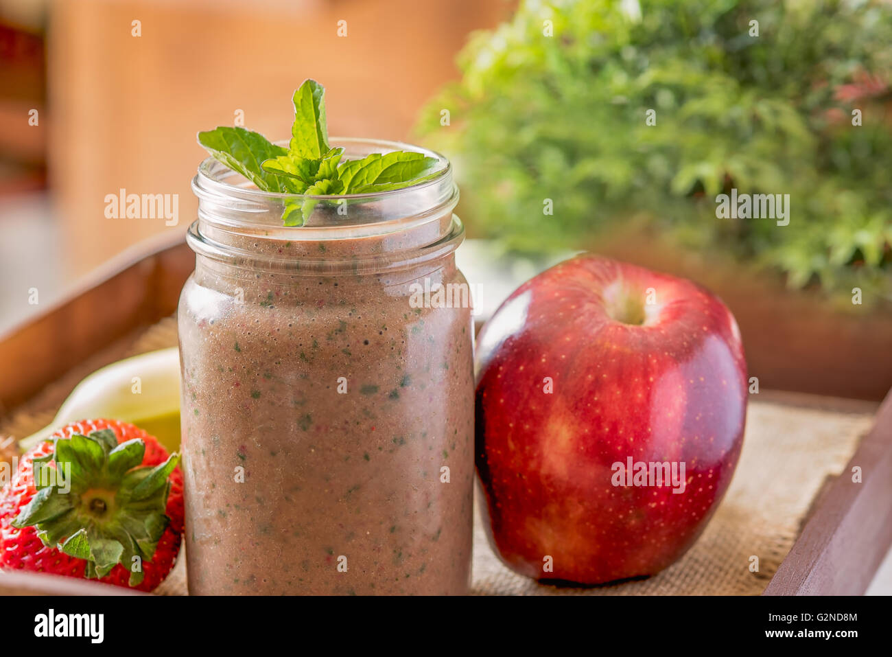 Une santé chocolat shake dans un pot Mason avec fruits Banque D'Images