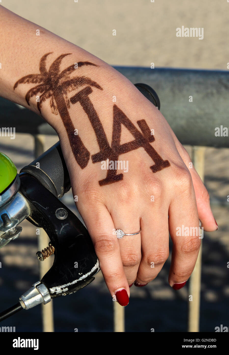 Touriste avec tatouage au henné à Venice Beach, Californie Banque D'Images