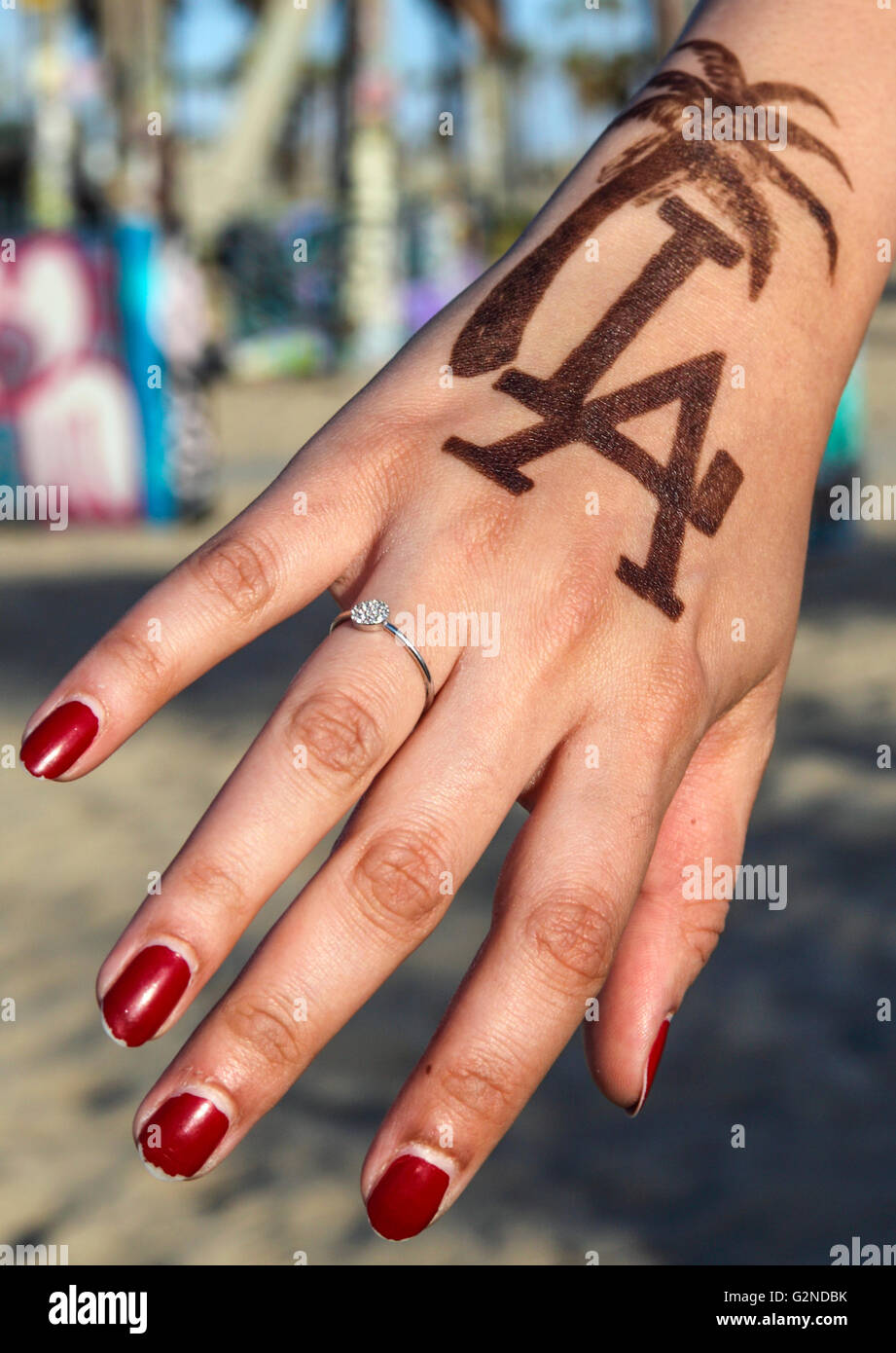 Touriste avec tatouage au henné à Venice Beach, Californie Banque D'Images