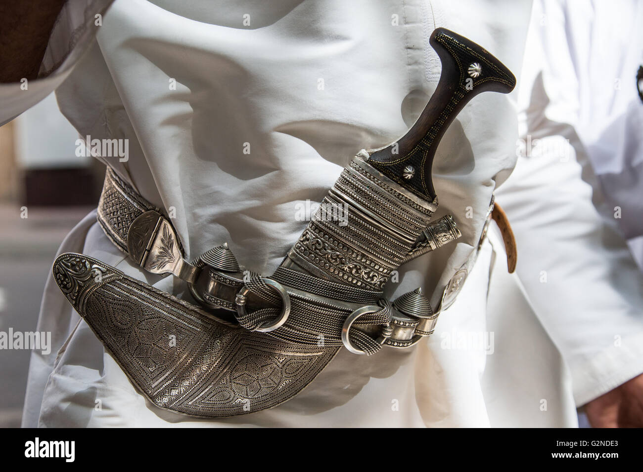 Poignard omanais ou "khanjar" portée sur une ceinture d'Omanais  traditionnel Photo Stock - Alamy