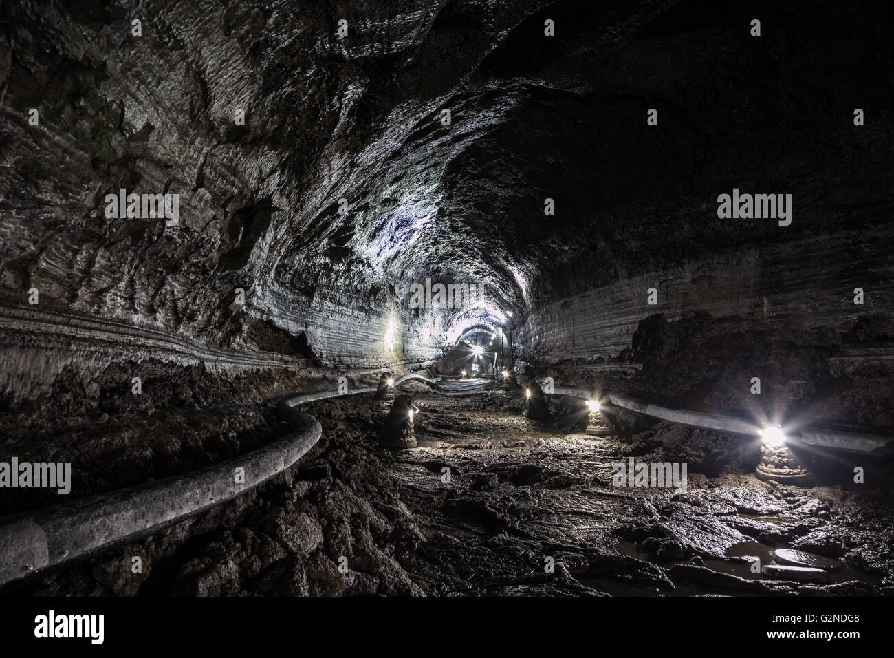 Sombre, éclairé et vide Manjanggul Grotte Grotte sur l'île de Jeju en Corée du Sud. Banque D'Images