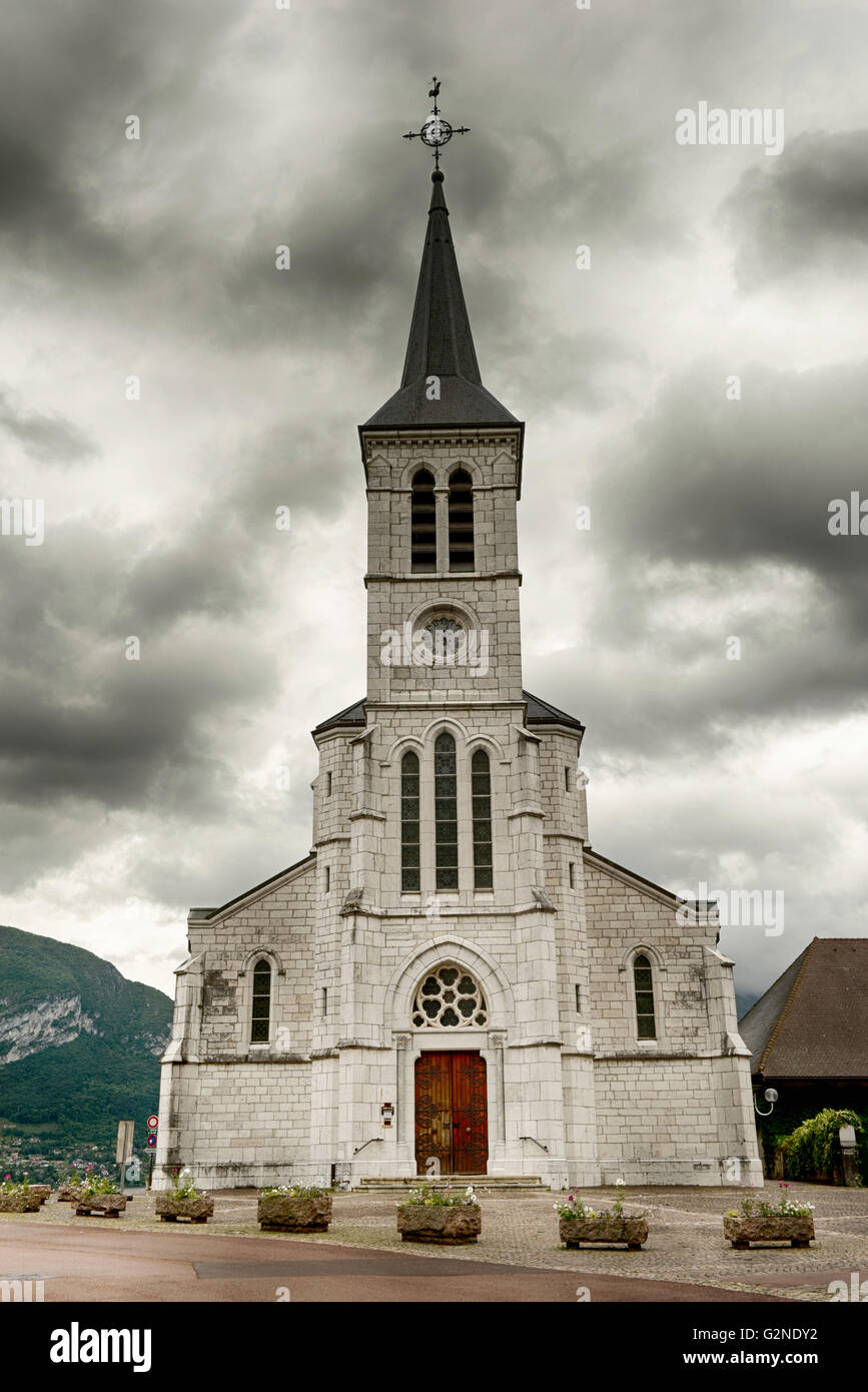 Une jolie petite église sur la périphérie du Lac de Annecy dans les Alpes françaises. Banque D'Images