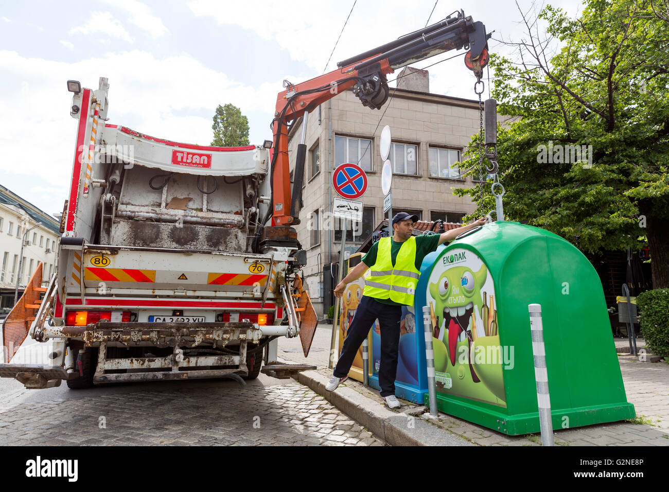 Sofia, Bulgarie - 26 mai 2016 : un travailleur sanitaire prend de poubelles avec son camion de recyclage. Poubelles pour recueillir séparément Banque D'Images