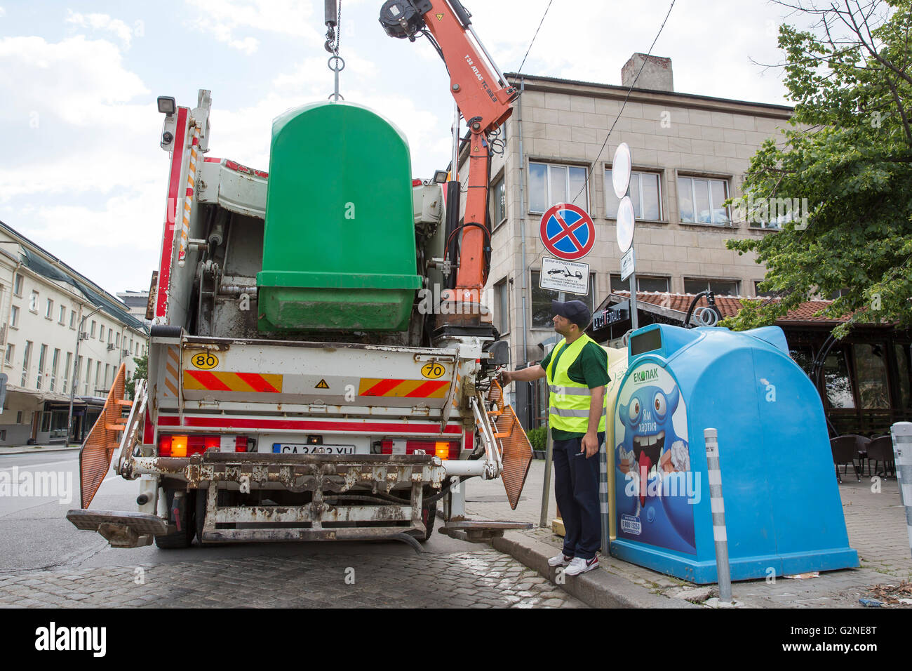 Sofia, Bulgarie - 26 mai 2016 : un travailleur sanitaire prend de poubelles avec son camion de recyclage. Poubelles pour recueillir séparément Banque D'Images