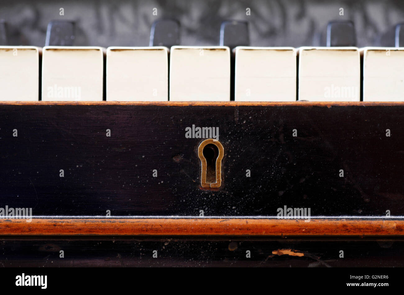 Vieux piano keys close up avec keyhole Banque D'Images
